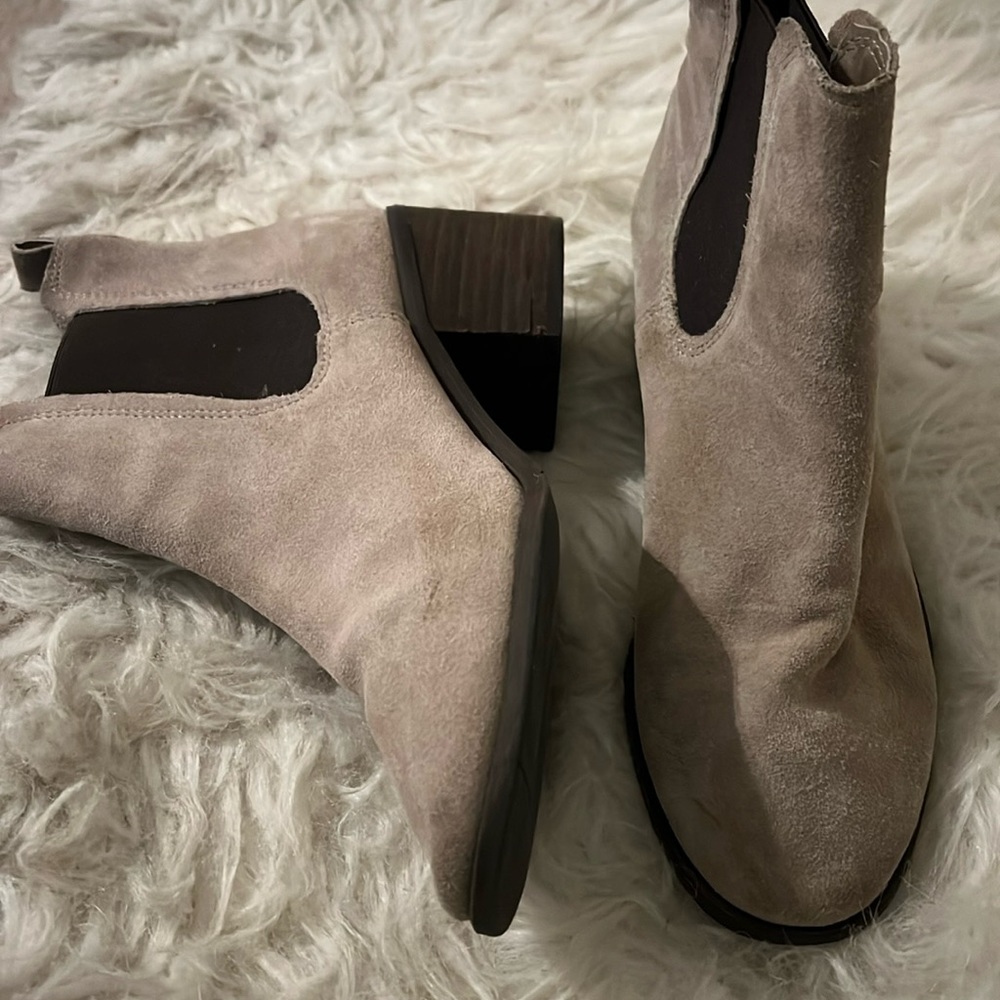 Super cute suede chelsea boots!
